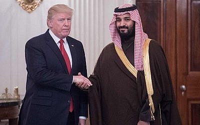 Le président américain Donald Trump (à gauche) et le prince héritier adjoint saoudien, et ministre saoudien de la Défense Mohammed ben Salmane, qui est devenu plus tard cette année-là le prince héritier d'Arabie saoudite, se serrant la main dans la salle à manger de la Maison Blanche à Washington, DC, le 14 mars 2017. (Crédit : NICHOLAS KAMM/AFP)