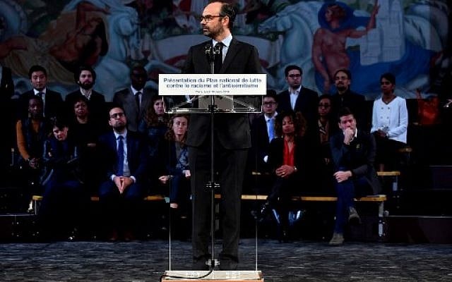 Le Premier ministre français Edouard Philippe présente un plan national de lutte contre le racisme et l'antisémitisme au Musée national de l'histoire de l'immigration, à Paris, le 19 mars 2018 (Crédit : AFP PHOTO / GERARD JULIEN)
