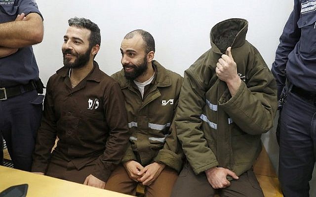 Romain Franck (D), 24 ans, employé au consulat de France, et les Palestiniens Moufak al-Ajluni (G) et Mohamed Katout (C) comparaissent devant le tribunal de la ville israélienne de Haïfa le 19 mars 2018, pour faire face à des accusations de contrebande d'armes à Gaza (Crédit : AFP / JACK GUEZ)