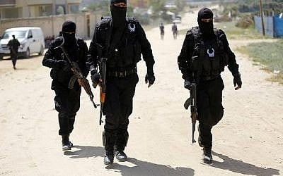 Les policiers du Hamas effectuent un raid à Nuseirat, au sud de la ville de Gaza, le 22 mars 2018, qui a abouti à l'arrestation d'un suspect dans un récent attentat à la bombe contre le Premier ministre palestinien, ont déclaré des responsables. ("AFP PHOTO / MOHAMMED ABED") Les policiers du Hamas effectuent un raid à Nuseirat, au sud de la ville de Gaza, le 22 mars 2018, qui a abouti à l'arrestation d'un suspect dans un récent attentat à la bombe contre le Premier ministre palestinien, ont déclaré des responsables. ("AFP PHOTO / MOHAMMED ABED")