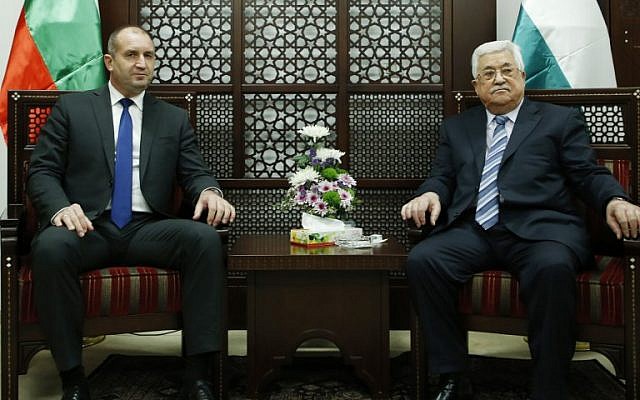 Le président de l'Autorité palestinienne Mahmoud Abbas (à droite) et le président bulgare Rumen Radev dans la ville de Ramallah en Cisjordanie le 22 mars 2018 (Crédit : AFP Photo / Abbas Momani) Le président de l'Autorité palestinienne Mahmoud Abbas (à droite) et le président bulgare Rumen Radev dans la ville de Ramallah en Cisjordanie le 22 mars 2018 (Crédit : AFP Photo / Abbas Momani)