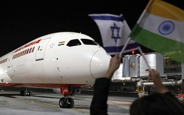 Le boeing 787 - vol AI139 du transporteur aérien national indien Air India, de New Delhi, fait ses manoeuvres sur le tarmac de l'aéroport Ben Gurion aux abords de Tel Aviv, le 22 mars 2018, après avoir emprunté pour la première fois l'espace aérien saoudien (Crédit : AFP PHOTO/JACK GUEZ) Le boeing 787 - vol AI139 du transporteur aérien national indien Air India, de New Delhi, fait ses manoeuvres sur le tarmac de l'aéroport Ben Gurion aux abords de Tel Aviv, le 22 mars 2018, après avoir emprunté pour la première fois l'espace aérien saoudien (Crédit : AFP PHOTO/JACK GUEZ)