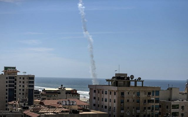La fumée d'une roquette tirée par des terroristes palestiniens du Hamas est visible au-dessus de la ville de Gaza au cours d'un exercice militaire le 25 mars 2018. (AFP/MAHMUD HAMS) La fumée d'une roquette tirée par des terroristes palestiniens du Hamas est visible au-dessus de la ville de Gaza au cours d'un exercice militaire le 25 mars 2018. (AFP/MAHMUD HAMS)