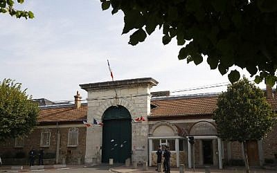Cette photo prise le 20 septembre 2016 montre l'entrée de la prison de Fresnes, près de Paris (AFP PHOTO / PATRICK KOVARIK)
