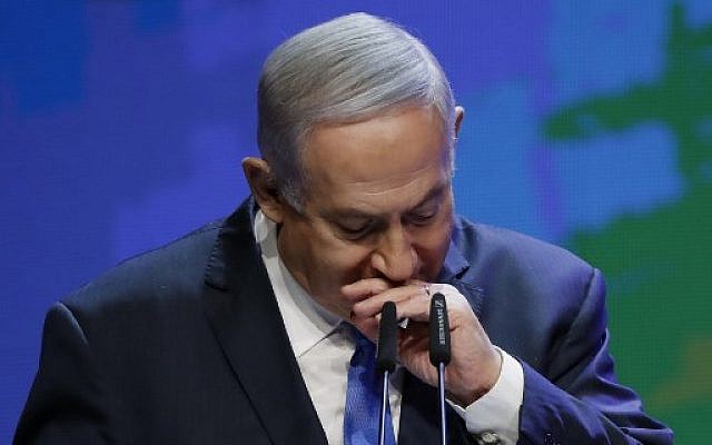 Le Premier ministre Benjamin Netanyahu toussant lors d'une conférence annuelle sur la santé à Tel Aviv le 27 mars 2018. (AFP / JACK GUEZ) Le Premier ministre Benjamin Netanyahu toussant lors d'une conférence annuelle sur la santé à Tel Aviv le 27 mars 2018. (AFP / JACK GUEZ)