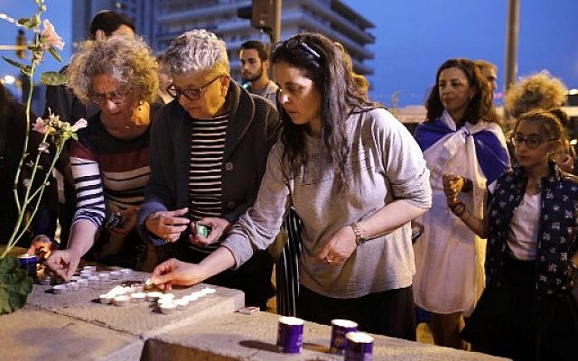 Des Israéliens francophones allument des bougies lors d'un rassemblement à Jérusalem le 28 mars 2018, à la mémoire de Mireille Knoll, une femme juive de 85 ans assassinée chez elle, à Paris (AFP PHOTO / MENAHEM KAHANA) Des Israéliens francophones allument des bougies lors d'un rassemblement à Jérusalem le 28 mars 2018, à la mémoire de Mireille Knoll, une femme juive de 85 ans assassinée chez elle, à Paris (AFP PHOTO / MENAHEM KAHANA)