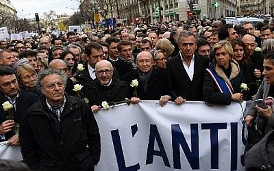 La ministre française de la Culture Françoise Nyssen, (deuxième à gauche), le président du CRIF Francis Kalifat (au centre gauche), le ministre français de l'Intérieur Gérard Collomb, (au centre), le philosophe français Bernard-Henri Levy (au centre droit), et la présidente de la Région Ile de France Valérie Pecresse, (à droite), lors d'une marche silencieuse à Paris, le 28 mars 2018. (Alain Jocard/AFP)