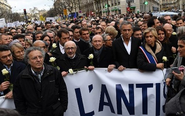 La ministre française de la Culture Françoise Nyssen, (deuxième à gauche), le président du CRIF Francis Kalifat (au centre gauche), le ministre français de l'Intérieur Gérard Collomb, (au centre), le philosophe français Bernard-Henri Levy (au centre droit), et la présidente de la Région Ile de France Valérie Pecresse, (à droite), lors d'une marche silencieuse à Paris, le 28 mars 2018. (Alain Jocard/AFP) La ministre française de la Culture Françoise Nyssen, (deuxième à gauche), le président du CRIF Francis Kalifat (au centre gauche), le ministre français de l'Intérieur Gérard Collomb, (au centre), le philosophe français Bernard-Henri Levy (au centre droit), et la présidente de la Région Ile de France Valérie Pecresse, (à droite), lors d'une marche silencieuse à Paris, le 28 mars 2018. (Alain Jocard/AFP)