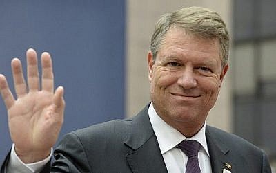 Le président roumain, Klaus Werner Iohannis, fait un geste en arrivant au sommet des dirigeants de l'Union européenne au Conseil européen, à Bruxelles, le 20 octobre 2016. (Crédit : AFP / Thierry Charlier)