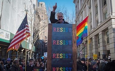 Illustration : Le sénateur américain Charles Schumer s'exprime lors d'un rassemblement devant le Stonewall Inn organisé en solidarité avec les immigrants, les demandeurs d'asile, les réfugiés et la communauté LGBTQ le 4 février 2017 à New York. (Crédit : AFP PHOTO / Bryan R. Smith)