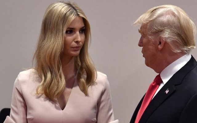 Le président américain Donald Trump et sa fille Ivanka Trump (L) discutent de la troisième session de travail "Partenariat avec l'Afrique" le deuxième jour du sommet du G20 à Hambourg, en Allemagne, le 8 juillet 2017 (AFP / John MacDougall) Le président américain Donald Trump et sa fille Ivanka Trump (L) discutent de la troisième session de travail "Partenariat avec l'Afrique" le deuxième jour du sommet du G20 à Hambourg, en Allemagne, le 8 juillet 2017 (AFP / John MacDougall)