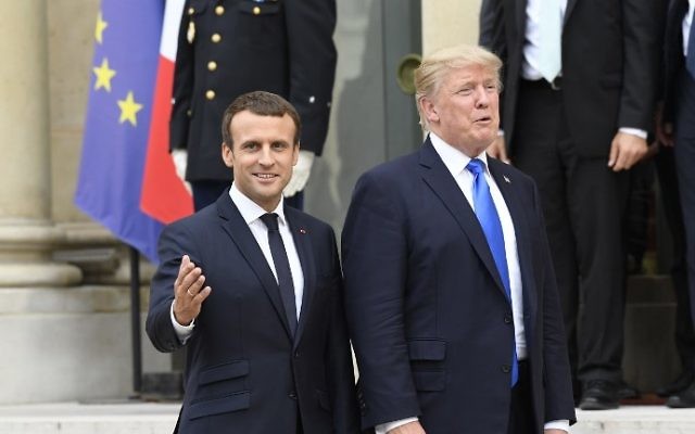 Le président américain Donald Trump (à droite) et le président français Emmanuel Macron (à gauche) sortent après une conférence de presse commune à l'issue des réunions au Palais de l'Elysée à Paris, le 13 juillet 2017. (Crédit : bertrand GUAY / AFP) Le président américain Donald Trump (à droite) et le président français Emmanuel Macron (à gauche) sortent après une conférence de presse commune à l'issue des réunions au Palais de l'Elysée à Paris, le 13 juillet 2017. (Crédit : bertrand GUAY / AFP)