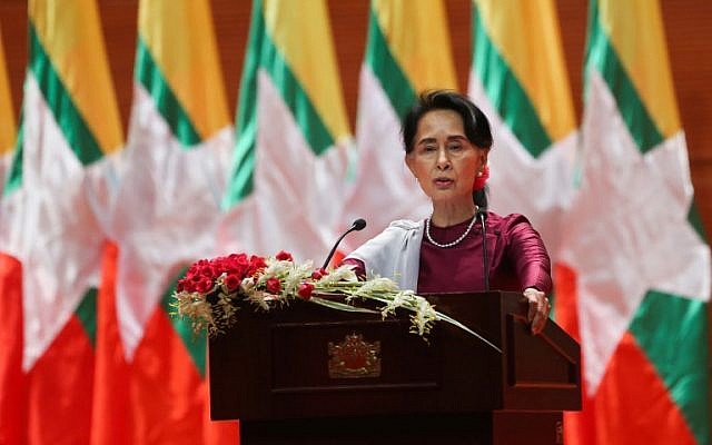 La dirigeante birmane, Aung San Suu Kyi, prononçant une allocution nationale à Naypyidaw le 19 septembre 2017 (Crédit : AFP / Ye Aung Thu) La dirigeante birmane, Aung San Suu Kyi, prononçant une allocution nationale à Naypyidaw le 19 septembre 2017 (Crédit : AFP / Ye Aung Thu)