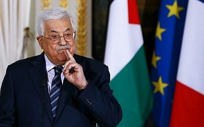 Le président de l'Autorité palestinienne Mahmoud Abbas lors d'une conférence de presse avec le président français, à la suite d'une réunion au palais présidentiel de l'Elysée à Paris le 22 décembre 2017. (AFP Photo/Pool/Francois Mori) Le président de l'Autorité palestinienne Mahmoud Abbas lors d'une conférence de presse avec le président français, à la suite d'une réunion au palais présidentiel de l'Elysée à Paris le 22 décembre 2017. (AFP Photo/Pool/Francois Mori)