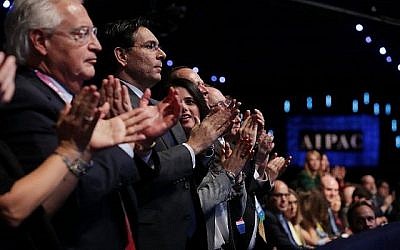 Les participants applaudissent le vice-président des États-Unis, Mike Pence, lors de son discours à la conférence annuelle du Comité américain des affaires publiques d'Israël, le 5 mars 2018. (Chip Somodevilla / Getty Images / AFP) Les participants applaudissent le vice-président des États-Unis, Mike Pence, lors de son discours à la conférence annuelle du Comité américain des affaires publiques d'Israël, le 5 mars 2018. (Chip Somodevilla / Getty Images / AFP)