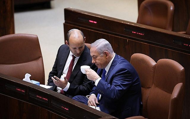 Le Premier ministre Benjamin Netanyahu s'entretient avec le ministre de l'Education Naftali Bennett à la Knesset, le 12 mars 2018 (Miriam Alster / Flash90) Le Premier ministre Benjamin Netanyahu s'entretient avec le ministre de l'Education Naftali Bennett à la Knesset, le 12 mars 2018 (Miriam Alster / Flash90)