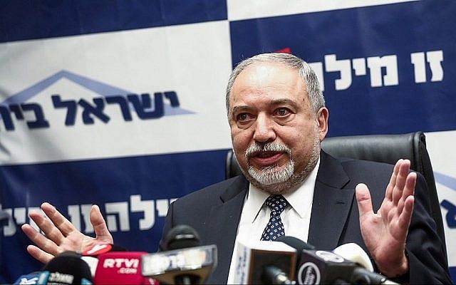 Le ministre de la Défense Avigdor Liberman dirige une réunion de son parti Yisrael Beytenu à la Knesset, le 12 mars 2018 (Miriam Alster / Flash90) Le ministre de la Défense Avigdor Liberman dirige une réunion de son parti Yisrael Beytenu à la Knesset, le 12 mars 2018 (Miriam Alster / Flash90)