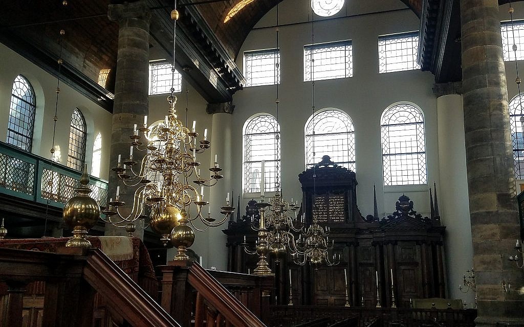 Intérieur de la synagogue portugaise d'Amsterdam, Pays-Bas, consacrée en 1675. Le temple, toujours sans électricité, est éclairé par 1 000 bougies pour des occasions spéciales. Janvier 2018 (Matt Lebovic/The Times of Israel). Intérieur de la synagogue portugaise d'Amsterdam, Pays-Bas, consacrée en 1675. Le temple, toujours sans électricité, est éclairé par 1 000 bougies pour des occasions spéciales. Janvier 2018 (Matt Lebovic/The Times of Israel).