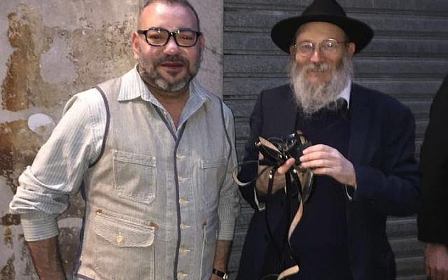 Le roi Mohammed VI et le rabbin Israël Goldberg lors de leur rencontre, le 25 mars 2018, rue des Rosiers, à Paris (Crédit : Facebook / Israël Goldberg)