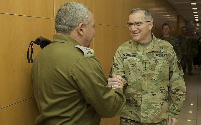 Le chef d'Etatm-ajor Gadi Eizenkot, à gauche, serre la main au commandement du commandement américain européen Curtis Scaparrotti au siège de l'armée israélienne, à Tel Aviv, durant l'exercice de défense antimissile commun Juniper Cobra, le 11 mars 2018 (Crédit : Armée israélienne) Le chef d'Etatm-ajor Gadi Eizenkot, à gauche, serre la main au commandement du commandement américain européen Curtis Scaparrotti au siège de l'armée israélienne, à Tel Aviv, durant l'exercice de défense antimissile commun Juniper Cobra, le 11 mars 2018 (Crédit : Armée israélienne)