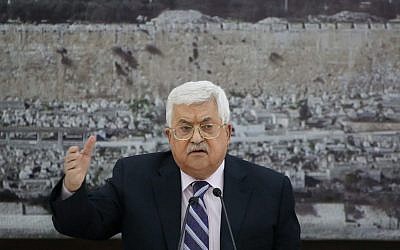 Mahmoud Abbas, dirigeant de l'Autorité palestinienne, devant une photo de la mosquée du Dôme du Rocher, dans la Vieille Ville de Jérusalem, lors d'une réunion des dirigeants palestiniens à Ramallah, en Cisjordanie, le 19 mars 2018 (FLASH90) Mahmoud Abbas, dirigeant de l'Autorité palestinienne, devant une photo de la mosquée du Dôme du Rocher, dans la Vieille Ville de Jérusalem, lors d'une réunion des dirigeants palestiniens à Ramallah, en Cisjordanie, le 19 mars 2018 (FLASH90)