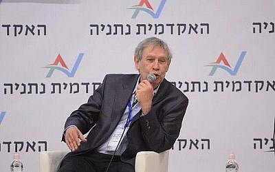 L'ancien chef du Mossad Tamir Pardo parle à une conférence en mémoire de son prédécesseur à la tête de l'agence d'espionnage, Meir Dagan, le 21 mars 2018. (Tamir Bergig)