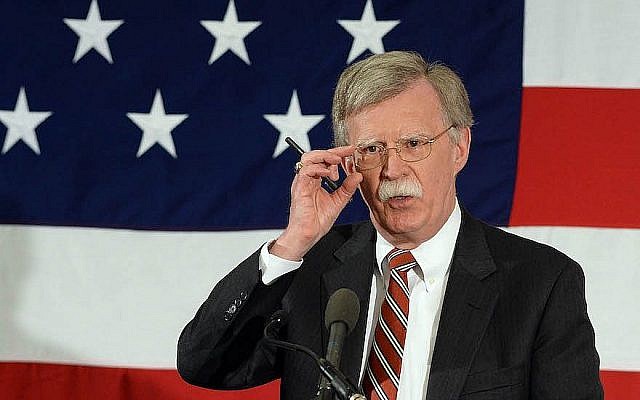 John Bolton s'exprime au sommet des responsables républicains 'First in the nation' à Nashua, dans le New Hampshire, le 17 avril 2015 (Crédit : Darren McCollester/Getty Images via JTA)