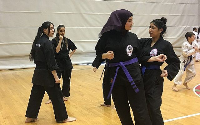 Deux jeunes étudiants pratiquant des techniques d'arts martiaux lors du séminaire Budo for Peace, 13 février 2018 (Urvashi Verma / Times of Israël)