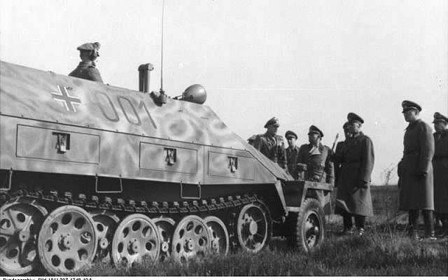 La 12e Panzerdivision SS Hitlerjugend passée en revue par le maréchal von Rundstedt en janvier-février 1944 (Crédit : CC BY-SA 3.0) La 12e Panzerdivision SS Hitlerjugend passée en revue par le maréchal von Rundstedt en janvier-février 1944 (Crédit : CC BY-SA 3.0)