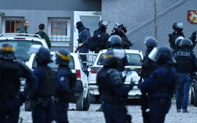 Des gendarmes français bloquent l'accès à Trebes, où un homme a pris des otages dans un supermarché, le 23 mars 2018 à Trebes, dans le sud-ouest de la France (Crédit : AFP / PASCAL PAVANI) Des gendarmes français bloquent l'accès à Trebes, où un homme a pris des otages dans un supermarché, le 23 mars 2018 à Trebes, dans le sud-ouest de la France (Crédit : AFP / PASCAL PAVANI)