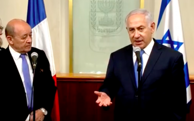 Jean-Yves Le Drian à gauche et Benjamin Netanyahu à droite, le 26 mars 2018 (Crédit : capture d'écran YouTube)