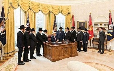 Une délégation de rabbins du mouvement Loubavitch-Habad rend visite au président Donald Trump dans le bureau ovale le 27 mars 2018. (Maison Blanche)