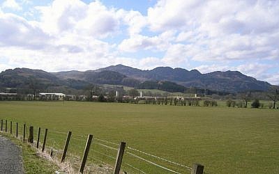 Le camp de Cultybraggan vu au bout de la route. (CC / SA / 2.0 / Andrew Scobie)