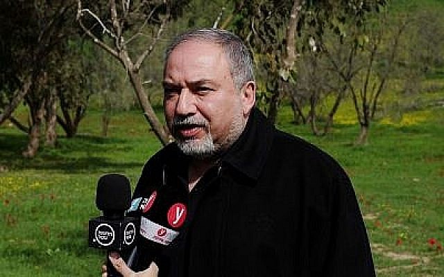 Le ministre de la Défense Avigdor Liberman s'adresse à la presse dans un champ à l'extérieur de la bande de Gaza le 20 février 2018. (Judah Ari Gross/Times of Israël)