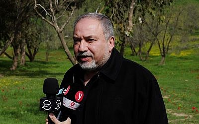 Le ministre de la Défense Avigdor Liberman s'adresse à la presse dans un champ à l'extérieur de la bande de Gaza le 20 février 2018. (Judah Ari Gross/Times of Israël) Le ministre de la Défense Avigdor Liberman s'adresse à la presse dans un champ à l'extérieur de la bande de Gaza le 20 février 2018. (Judah Ari Gross/Times of Israël)