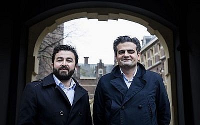 Les dirigeants du parti Denk, Selcuk Ozturk, (à gauche), et Tunahan Kuzu, à La Haye, aux Pays-Bas, le 23 février 2017. (Bart Maat/AFP/Getty Images via JTA)