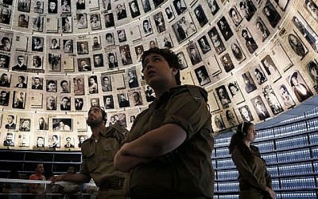 Des soldats israéliens contemplent le "Hall of Names" lors d'une visite à Yad Vashem quelques jours avant le jour du souvenir de l'Holocauste (Miriam Alster/Flash 90). Des soldats israéliens contemplent le "Hall of Names" lors d'une visite à Yad Vashem quelques jours avant le jour du souvenir de l'Holocauste (Miriam Alster/Flash 90).