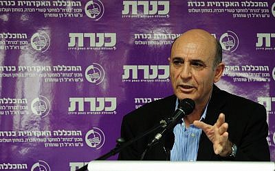 Shaul Mofaz au Kinneret college dans le nord d'Israël, le 22 décembre 2014 (Crédit : Flash90)