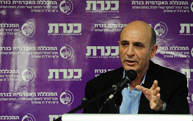 Shaul Mofaz au Kinneret college dans le nord d'Israël, le 22 décembre 2014 (Crédit : Flash90)