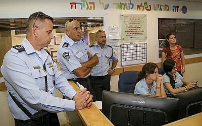 Moshe Barkat (D), commandant de la police israélienne dans le district de Judée et Samarie visite Efrat, le 18 septembre 2016 (Gershon Elinson/Flash90) Moshe Barkat (D), commandant de la police israélienne dans le district de Judée et Samarie visite Efrat, le 18 septembre 2016 (Gershon Elinson/Flash90)