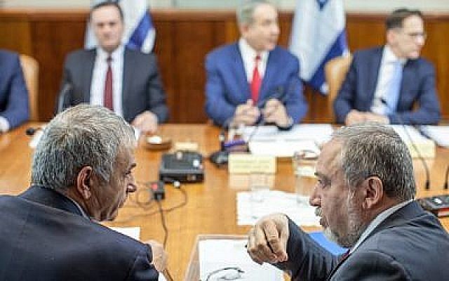 Le ministre des Finances Moshe Kahlon (à gauche) s'entretient avec le ministre de la Défense Avigdor Liberman (à droite) lors de la réunion hebdomadaire du cabinet à Jérusalem, le 20 novembre 2016. (Crédit : Emil Salman/Pool) Le ministre des Finances Moshe Kahlon (à gauche) s'entretient avec le ministre de la Défense Avigdor Liberman (à droite) lors de la réunion hebdomadaire du cabinet à Jérusalem, le 20 novembre 2016. (Crédit : Emil Salman/Pool)