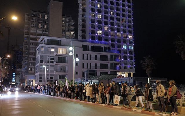 Des manifestants brandissent des pancartes appelant à la fin de la guerre en Syrie aux abords de l'ambassade russe de Tel Aviv, le 18 décembre 2016 (Crédit : Tomer Neuberg/Flash90) Des manifestants brandissent des pancartes appelant à la fin de la guerre en Syrie aux abords de l'ambassade russe de Tel Aviv, le 18 décembre 2016 (Crédit : Tomer Neuberg/Flash90)
