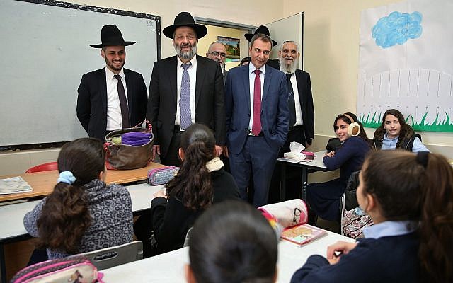 Le maire de Tibériade, Yossi Ben-David (à droite, sans chapeau), avec le ministre de l'Intérieur Aryeh Deri (au centre), lors de la visite d’une école de Tibériade, dans le nord d'Israël, le 20 décembre 2016 (Yaacov Cohen / Flash90) Le maire de Tibériade, Yossi Ben-David (à droite, sans chapeau), avec le ministre de l'Intérieur Aryeh Deri (au centre), lors de la visite d’une école de Tibériade, dans le nord d'Israël, le 20 décembre 2016 (Yaacov Cohen / Flash90)