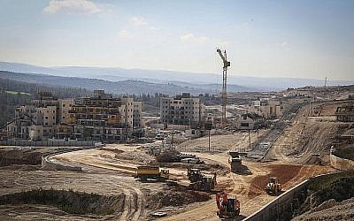 Un chantier de construction de nouveaux immeubles d'appartements à Beit Shemesh le 21 février 2017. (Yaakov Lederman/Flash90)