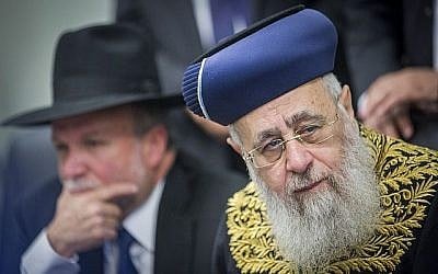 Le Grand Rabbin séfarade Yitzhak Yosef (D) s'exprime lors d'une cérémonie avant la fête de Pessah, le 9 avril 2017. (Yonatan Sindel/Flash90) Le Grand Rabbin séfarade Yitzhak Yosef (D) s'exprime lors d'une cérémonie avant la fête de Pessah, le 9 avril 2017. (Yonatan Sindel/Flash90)