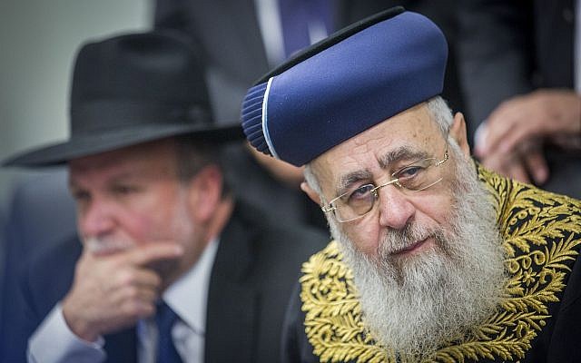 Le Grand Rabbin séfarade Yitzhak Yosef (D) s'exprime lors d'une cérémonie avant la fête de Pessah, le 9 avril 2017. (Yonatan Sindel/Flash90) Le Grand Rabbin séfarade Yitzhak Yosef (D) s'exprime lors d'une cérémonie avant la fête de Pessah, le 9 avril 2017. (Yonatan Sindel/Flash90)