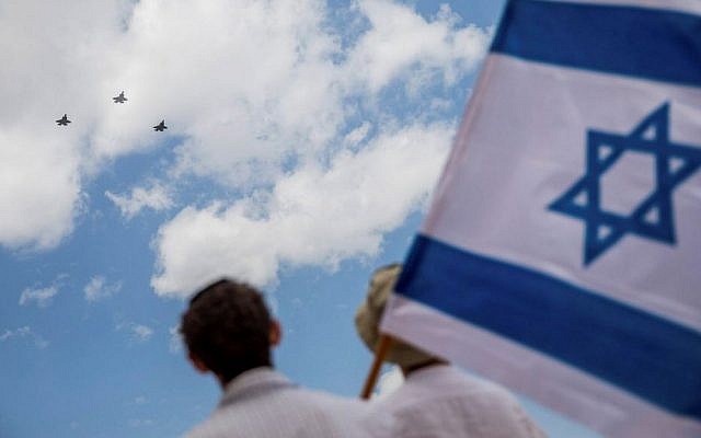 Les Israéliens observent une patrouille de l'armée de l'air en démonstration lors du 69e jour de l'Indépendance d'Israël à Jérusalem, le 2 mai 2017 (Yonatan Sindel / Flash90)