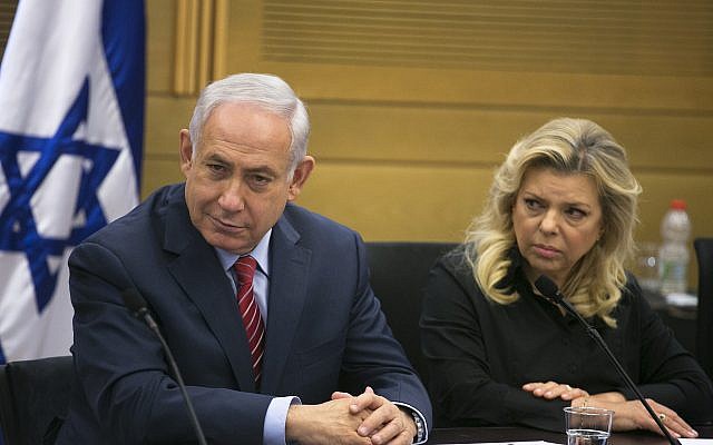 Le Premier ministre Benjamin Netanyahu (à gauche) et son épouse Sara Netanyahu à la Knesset à Jérusalem, le 28 juin 2017 (Crédit : Olivier Fitoussi / Pool)
