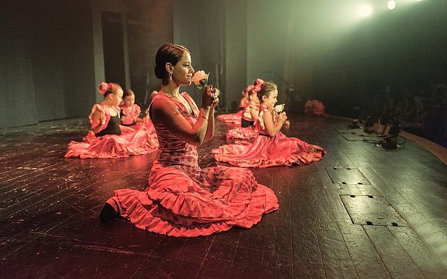 Illustration : des danseurs israéliens se produisent sur scène lors du spectacle de fin d'année de l'école Rythmo-Flamenco à Ramat HaSharon dans le centre d'Israël, le 1er juillet 2017 (Crédit : Yahav Gamliel / Flash90)
