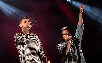 Le duo pop Static et Ben El se produisent à l'Université hébraïque de Jérusalem, le 25 octobre 2017 (Hadas Parush / Flash90) Le duo pop Static et Ben El se produisent à l'Université hébraïque de Jérusalem, le 25 octobre 2017 (Hadas Parush / Flash90)